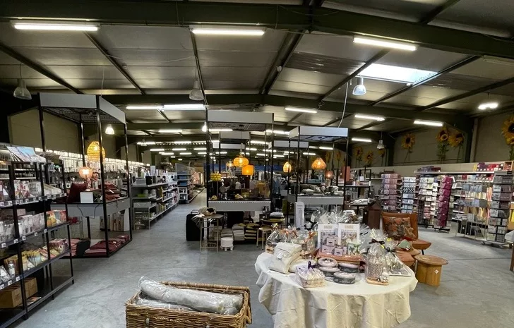 Lege winkelruimte zonder klanten — een voorbeeld van hoe retailers omzet verliezen zonder het te beseffen.